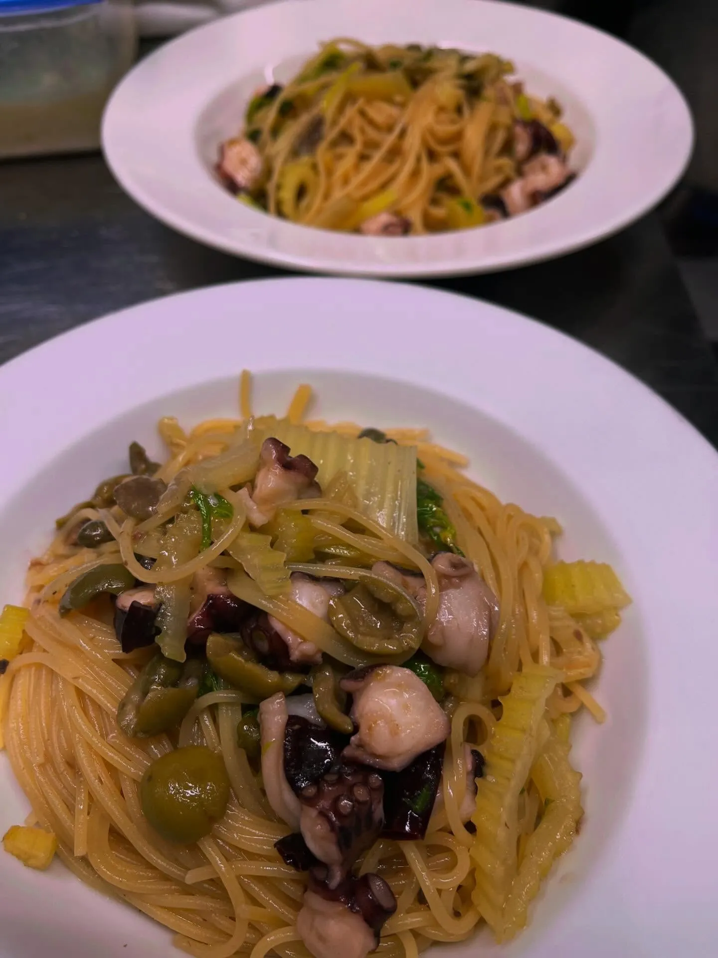 本日のお勧めパスタは、シェフのきまぐれが光る特製ペペロンチー...